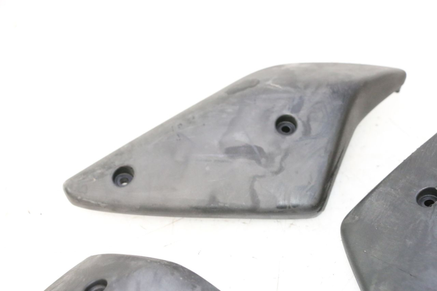 photo de TAPA BASTIDOR PEUGEOT TKR TREKKER FURIOUS 50 (2005 - 2014) - Detalles de los puntos de fijación