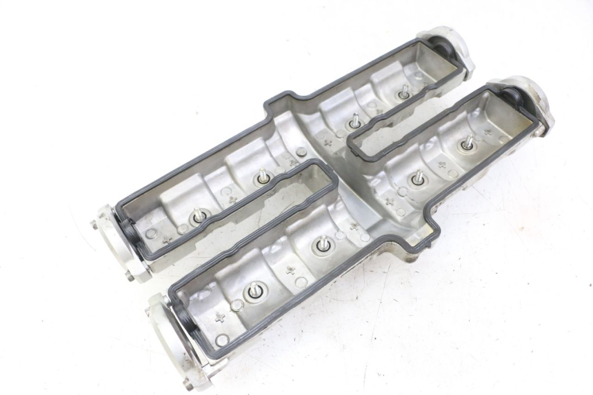 photo de TAPA DE VáLVULAS YAMAHA FZS FAZER 600 (2001 - 2003) - Primer plano técnico