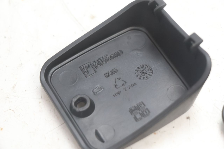 photo de TAPA BOMBA FRENO PIAGGIO MP3 125 (2006 - 2014) - Otra perspectiva