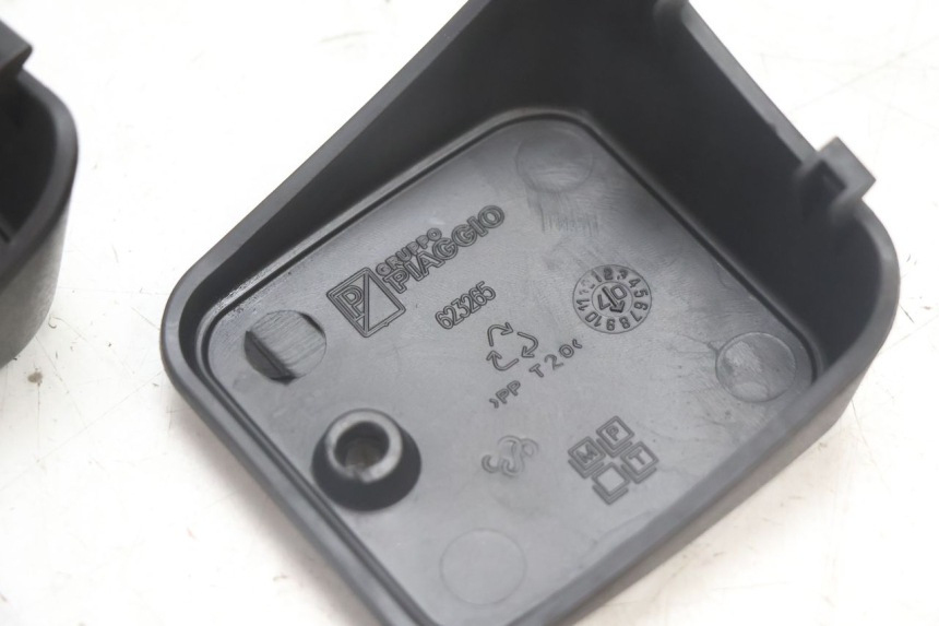 photo de TAPA BOMBA FRENO PIAGGIO MP3 125 (2006 - 2014) - Primer plano técnico