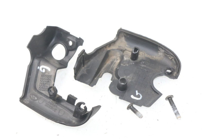 photo de TAPA BOMBA FRENO APRILIA SCARABEO GT 125 (1999 - 2007) - Primer plano técnico