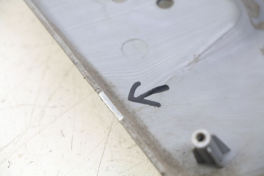 photo de TAPA DEL INTERRUPTOR DE ENCENDIDO DAELIM S3 125 (2010 - 2017) - Otra perspectiva