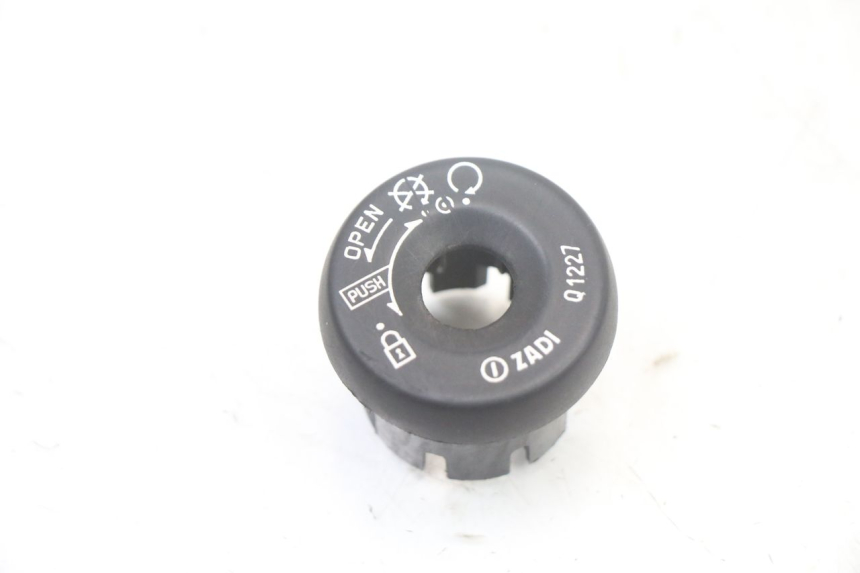 photo de TAPA DEL INTERRUPTOR DE ENCENDIDO YAMAHA YP MAJESTY 125 (2007 - 2010) - Vista principal