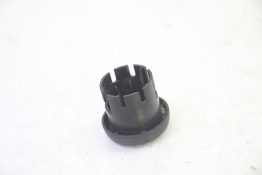 photo de TAPA DEL INTERRUPTOR DE ENCENDIDO YAMAHA YP MAJESTY 125 (2007 - 2010) - Otra perspectiva