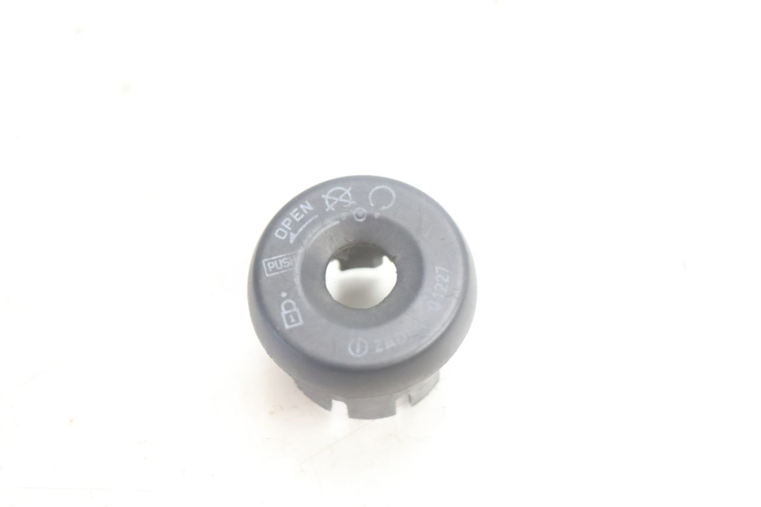 photo de TAPA DEL INTERRUPTOR DE ENCENDIDO YAMAHA YP MAJESTY 125 (2002 - 2006) - Detalle de la pieza