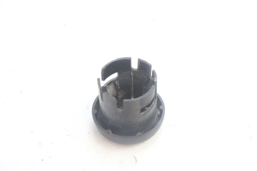 photo de TAPA DEL INTERRUPTOR DE ENCENDIDO YAMAHA YP MAJESTY 125 (2002 - 2006) - Otra perspectiva
