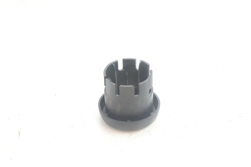 photo de TAPA DEL INTERRUPTOR DE ENCENDIDO YAMAHA YP MAJESTY 125 (2002 - 2006) - Otra perspectiva
