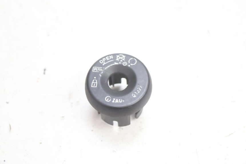 photo de TAPA DEL INTERRUPTOR DE ENCENDIDO YAMAHA YP MAJESTY 125 (2002 - 2006) - Vista principal