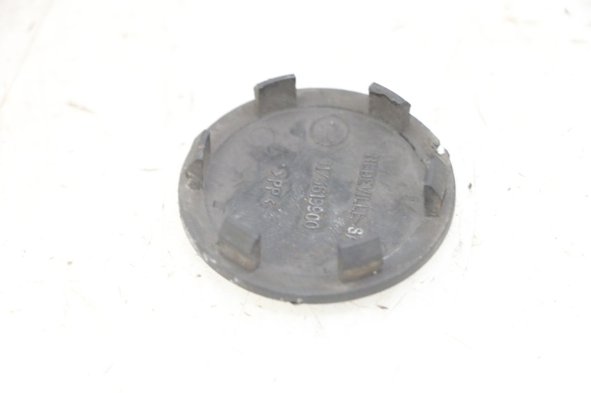 photo de TAPA RUEDA PEUGEOT JET FORCE CARBU 50 (2003 - 2016) - Detalle de la pieza