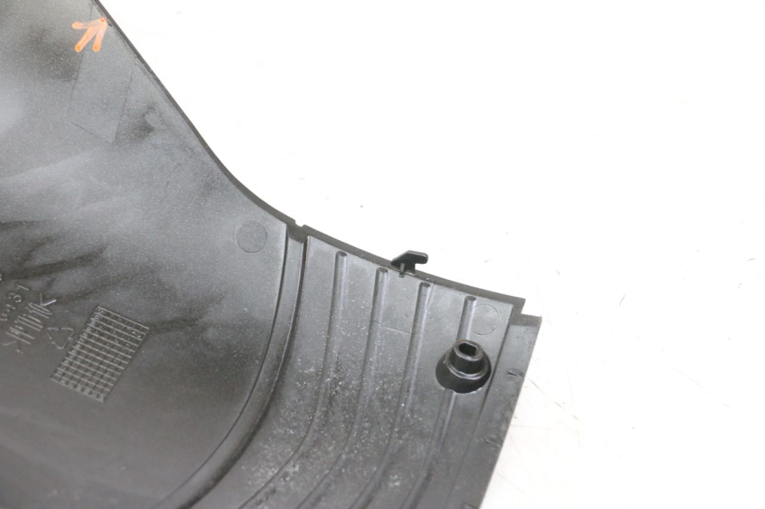 photo de TAPA BAJO ASIENTO APRILIA SR MOTARD 50 (2012 - 2018) - Primer plano técnico