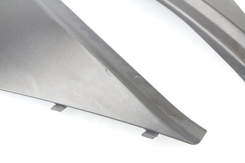 photo de TAPA BAJO ASIENTO APRILIA ATLANTIC 125 (2003 - 2009) - Primer plano técnico