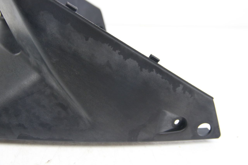 photo de TAPA DEBAJO DEL ASIENTO YAMAHA BW'S BWS 125 (2010 - 2013) - Primer plano técnico