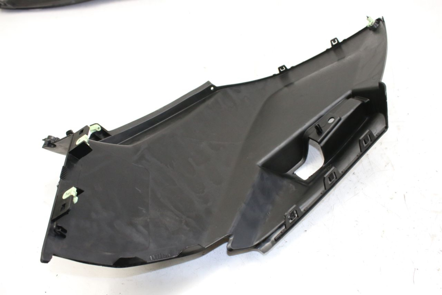 photo de TAPA DEBAJO DEL ASIENTO PEUGEOT CITYSTAR 50 (2013 - 2017) - Detalles de los puntos de fijación