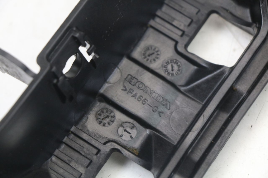 photo de TAPA BAJO ASIENTO HONDA CRF R 250 (2020 - 2021) - Detalles de los puntos de fijación