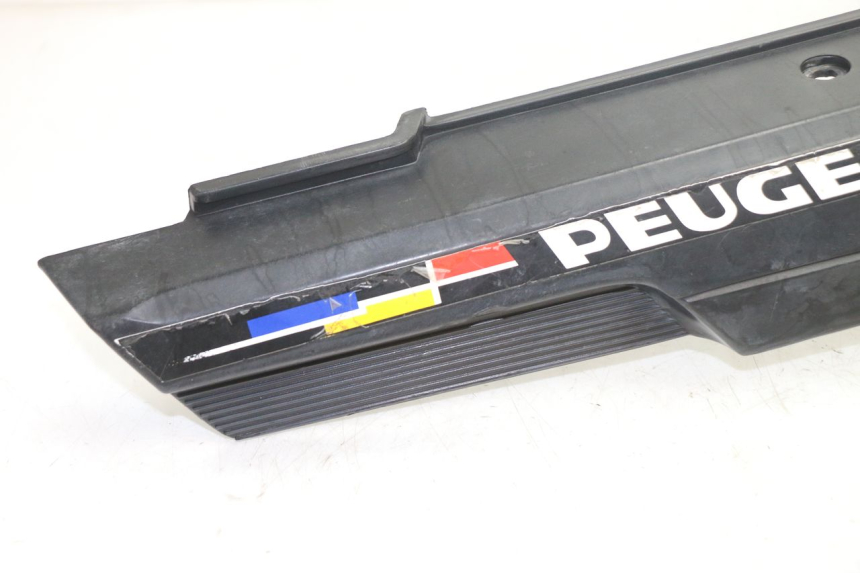 photo de TAPA BAJO ASIENTO DERECHO PEUGEOT 103 SPX CLIP 50 (1989 - 1992) - Detalle de la pieza