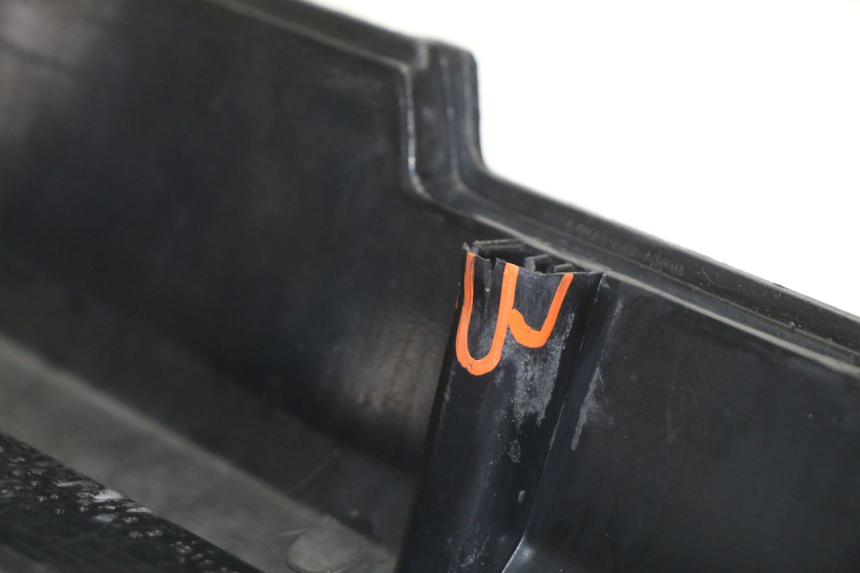 photo de TAPA BAJO ASIENTO DERECHO PEUGEOT 103 SPX CLIP 50 (1989 - 1992) - Detalles de los puntos de fijación