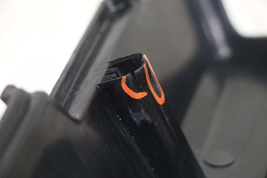 photo de TAPA BAJO ASIENTO DERECHO PEUGEOT 103 SPX CLIP 50 (1989 - 1992) - Estado de la superficie y material