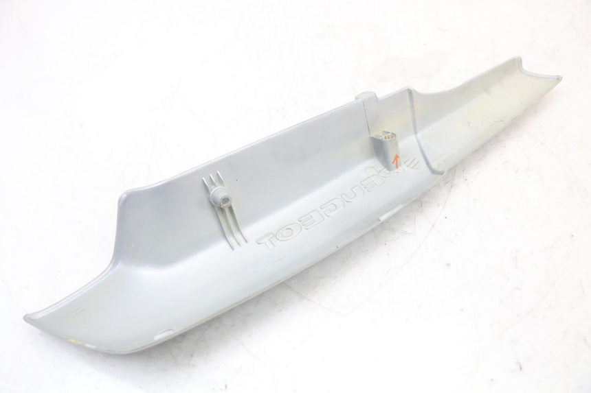 photo de TAPA BAJO EL ASIENTO DERECHO PEUGEOT 103 VOGUE VS2 50 (2004 - 2017) - Detalles de los puntos de fijación