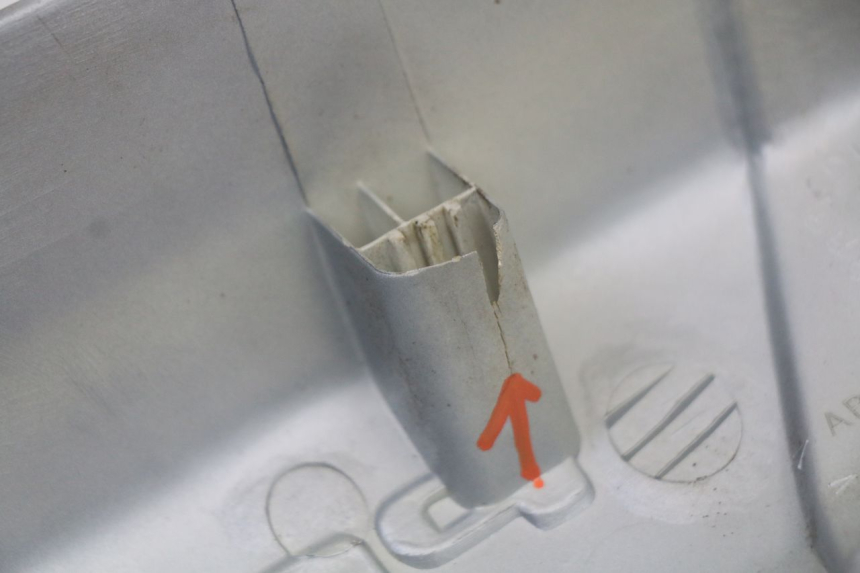 photo de TAPA BAJO EL ASIENTO DERECHO PEUGEOT 103 VOGUE VS2 50 (2004 - 2017) - Marcados y referencias originales