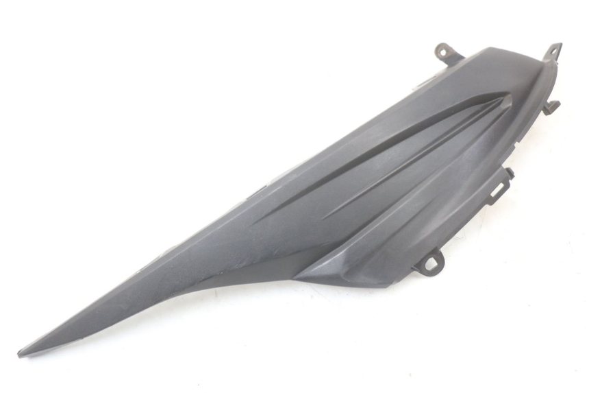 photo de TAPA BAJO ASIENTO DERECHO SUZUKI ADDRESS 110 (2015 - 2020) - Detalle de la pieza