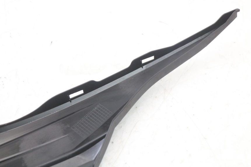 photo de TAPA BAJO ASIENTO DERECHO SUZUKI ADDRESS 110 (2015 - 2020) - Recambio usado revisado