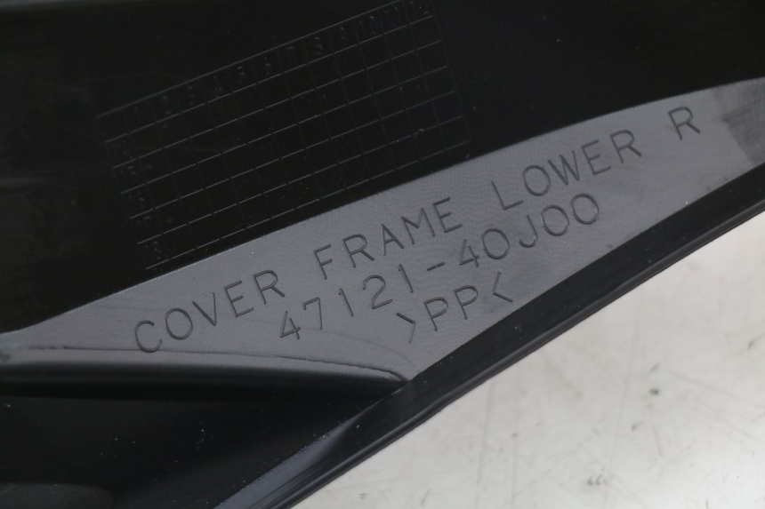 photo de TAPA BAJO ASIENTO DERECHO SUZUKI ADDRESS 110 (2015 - 2020) - Marcados y referencias originales