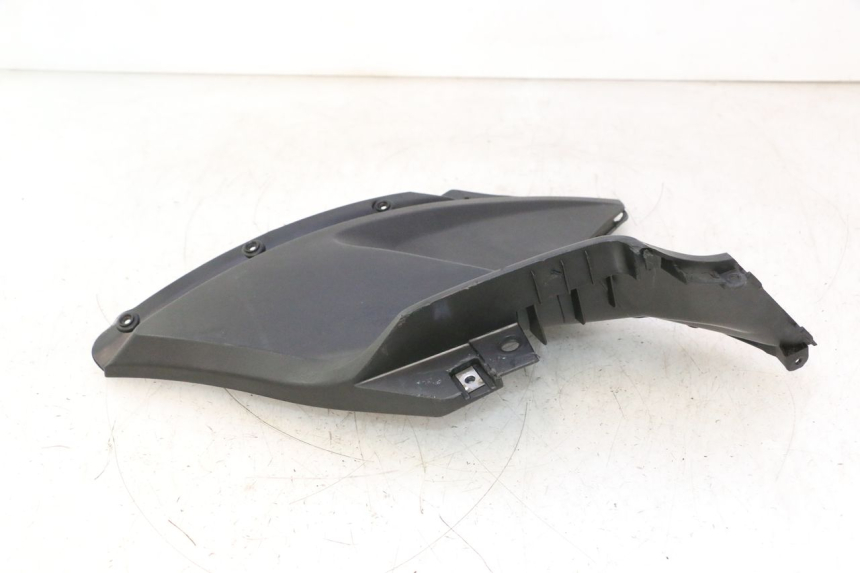 photo de TAPA BAJO EL ASIENTO DERECHO KYMCO AGILITY 16+ 4T 50 (2018 - 2023) - Primer plano técnico