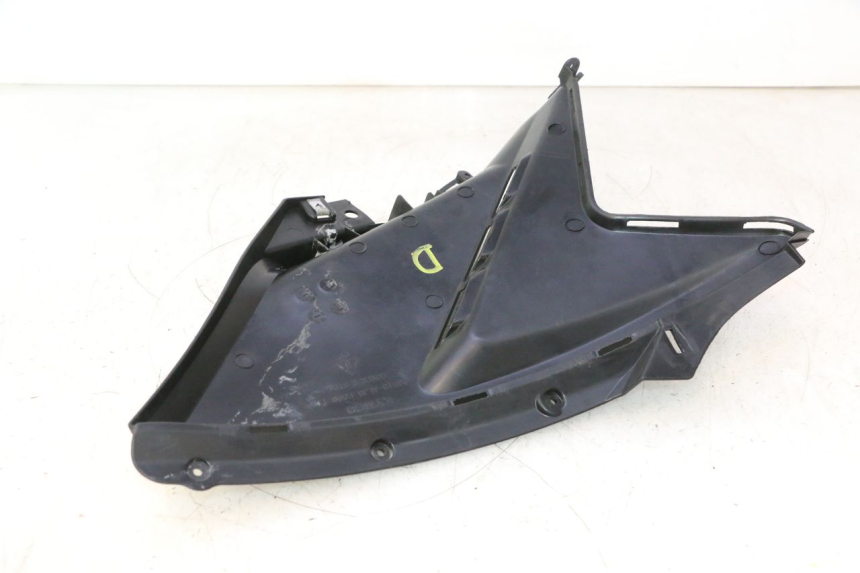 photo de TAPA BAJO EL ASIENTO DERECHO KYMCO AGILITY 16+ 4T 50 (2018 - 2023) - Detalles de los puntos de fijación