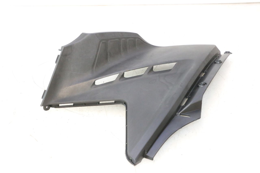 photo de TAPA BAJO ASIENTO DERECHO KYMCO AGILITY CITY 16P 125 (2015 - 2024) - Primer plano técnico
