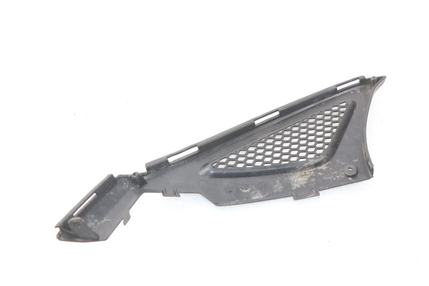 photo de TAPA BAJO EL ASIENTO DERECHO KYMCO AGILITY RS 2T 50 (2009 - 2013) - Primer plano técnico