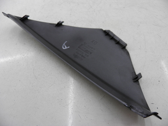 photo de TAPA BAJO ASIENTO DERECHO APRILIA ATLANTIC 125 (2003 - 2009) - Detalle de la pieza