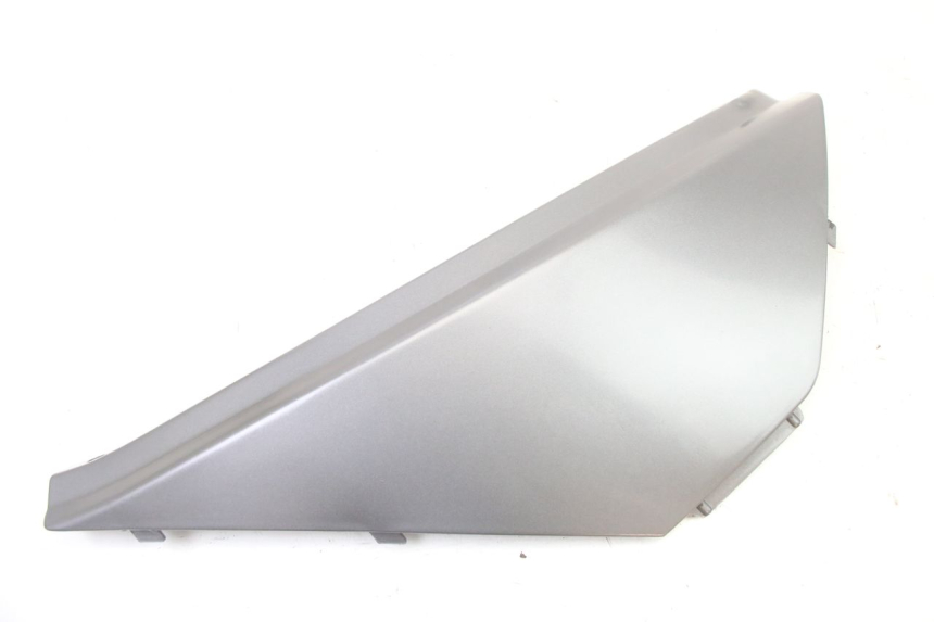 photo de TAPA BAJO ASIENTO DERECHO APRILIA ATLANTIC 125 (2003 - 2009) - Vista principal