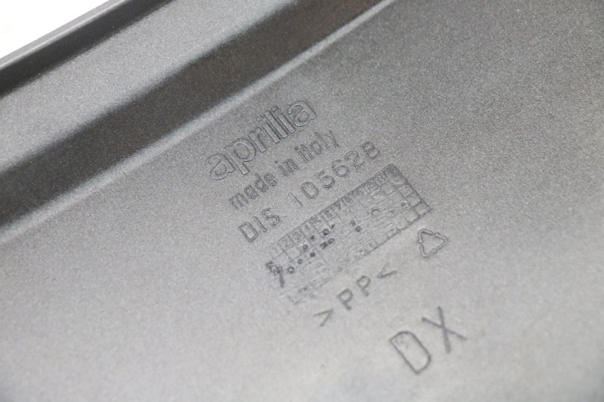 photo de TAPA BAJO ASIENTO DERECHO APRILIA ATLANTIC 125 (2003 - 2009) - Primer plano técnico