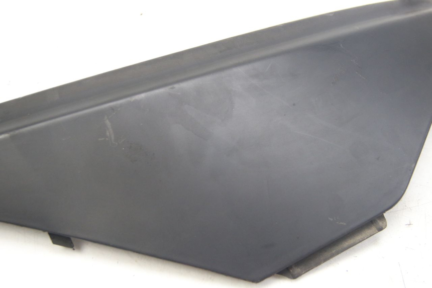 photo de TAPA BAJO EL ASIENTO DERECHO APRILIA ATLANTIC 500 (2002 - 2003) - Otra perspectiva