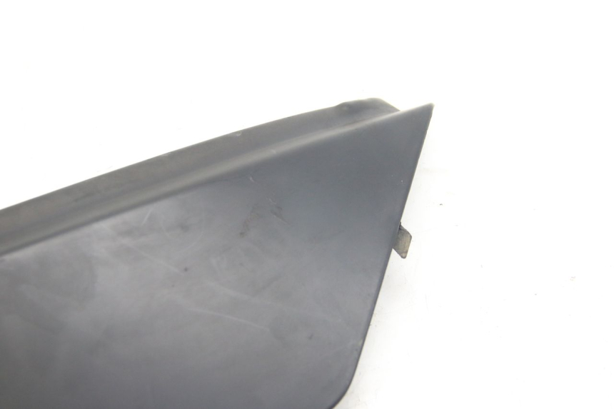 photo de TAPA BAJO EL ASIENTO DERECHO APRILIA ATLANTIC 500 (2002 - 2003) - Primer plano técnico