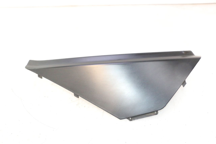 photo de TAPA BAJO ASIENTO DERECHO APRILIA ATLANTIC S 125 (2010 - 2013) - Vista principal