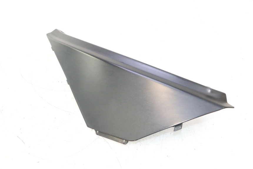 photo de TAPA BAJO ASIENTO DERECHO APRILIA ATLANTIC S 125 (2010 - 2013) - Detalle de la pieza