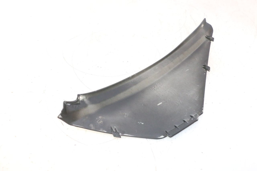 photo de TAPA BAJO ASIENTO DERECHO APRILIA ATLANTIC S 125 (2010 - 2013) - Otra perspectiva