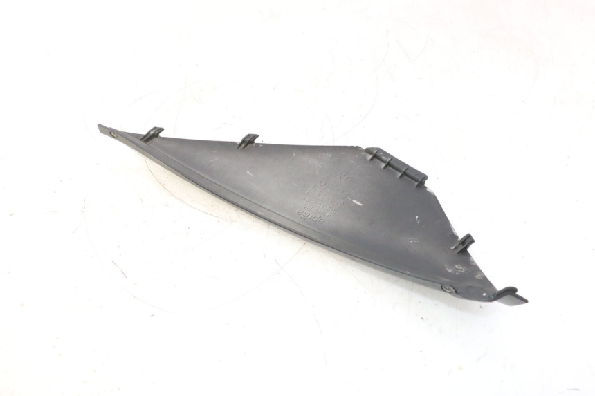 photo de TAPA BAJO ASIENTO DERECHO APRILIA ATLANTIC S 125 (2010 - 2013) - Primer plano técnico