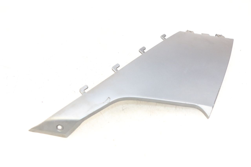 photo de TAPA BAJO EL ASIENTO DERECHO BMW C1 125 (2000 - 2003) - Primer plano técnico