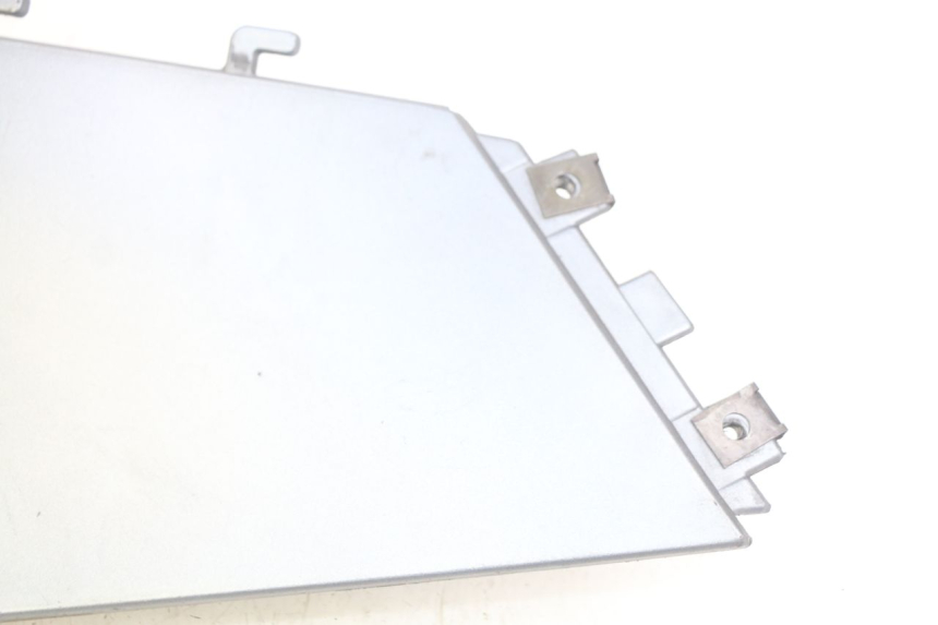 photo de TAPA BAJO EL ASIENTO DERECHO BMW C1 125 (2000 - 2003) - Detalles de los puntos de fijación