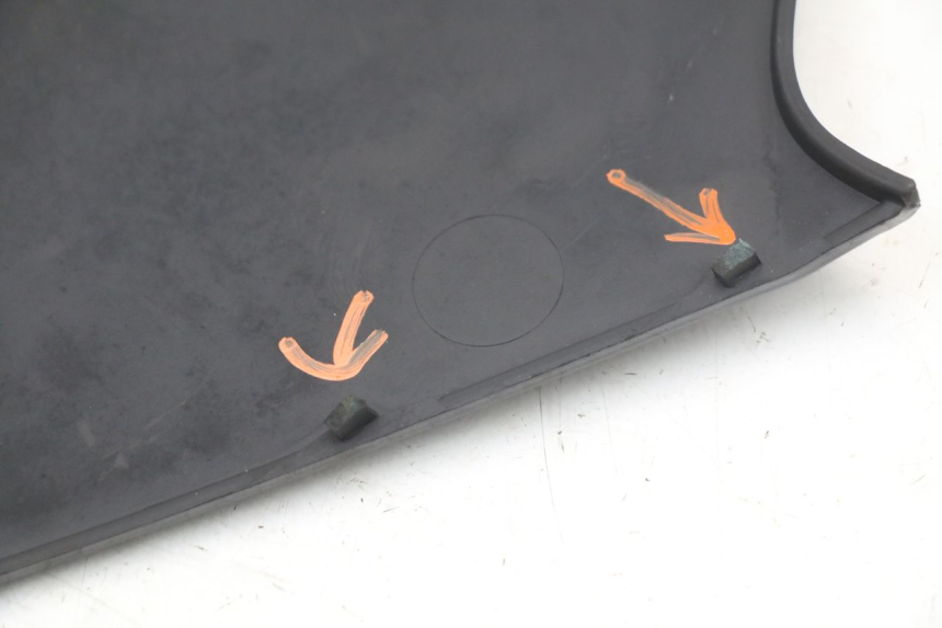 photo de TAPA BAJO EL ASIENTO DERECHO BMW C1 125 (2000 - 2003) - Primer plano técnico