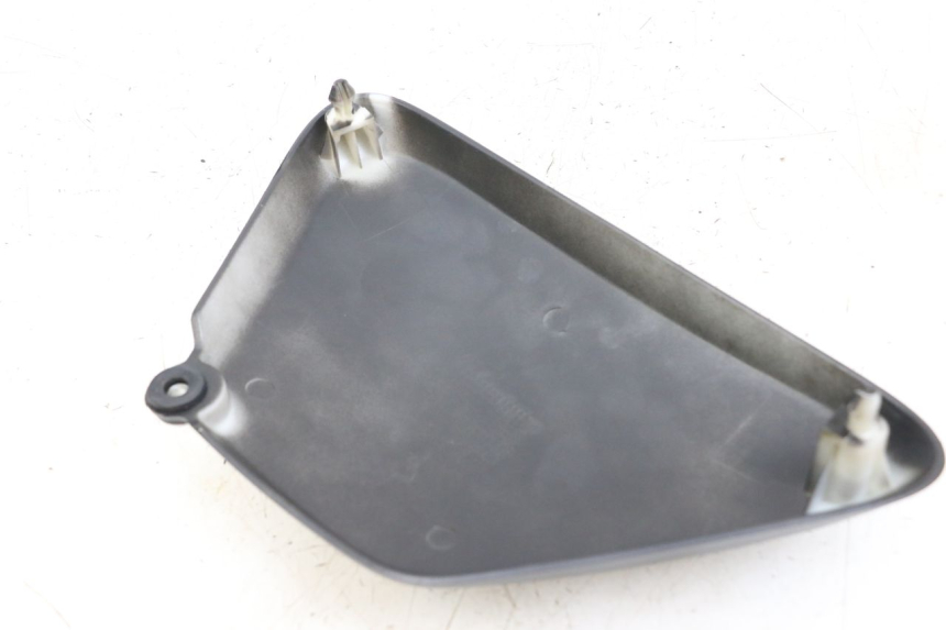photo de TAPA BAJO ASIENTO DERECHO ARCHIVE CAFE RACER 4T 50 (2019 - 2024) - Detalle de la pieza
