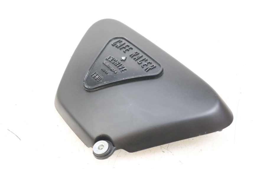 photo de TAPA BAJO ASIENTO DERECHO ARCHIVE CAFE RACER 4T 50 (2019 - 2024) - Zoom estado de uso