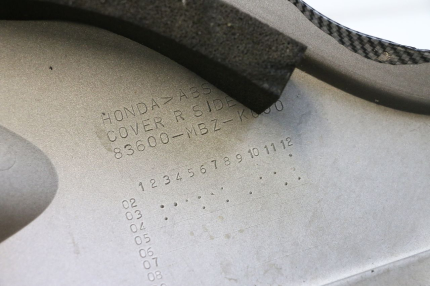photo de TAPA BAJO ASIENTO DERECHO HONDA CB F HORNET 600 (2005 - 2006) - Zoom estado de uso