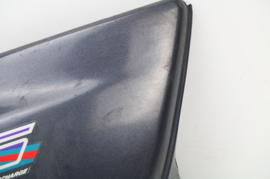 photo de TAPA BAJO ASIENTO DERECHO HONDA CG 125 (1996 - 1998) - Primer plano técnico