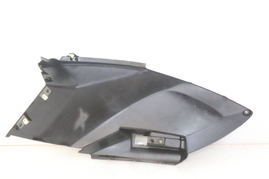 photo de TAPA DEBAJO DEL ASIENTO DERECHO PEUGEOT CITYSTAR AIR 125 (2014 - 2017) - Primer plano técnico