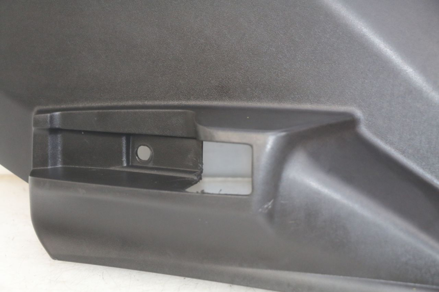 photo de TAPA DEBAJO DEL ASIENTO DERECHO PEUGEOT CITYSTAR AIR 125 (2014 - 2017) - Marcados y referencias originales