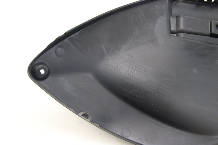 photo de TAPA BAJO EL ASIENTO DERECHO PEUGEOT CITYSTAR 125 (2011 - 2017) - Características distintivas