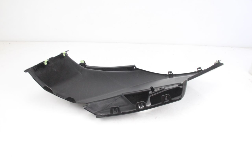 photo de TAPA BAJO EL ASIENTO DERECHO PEUGEOT CITYSTAR 50 (2013 - 2017) - Primer plano técnico